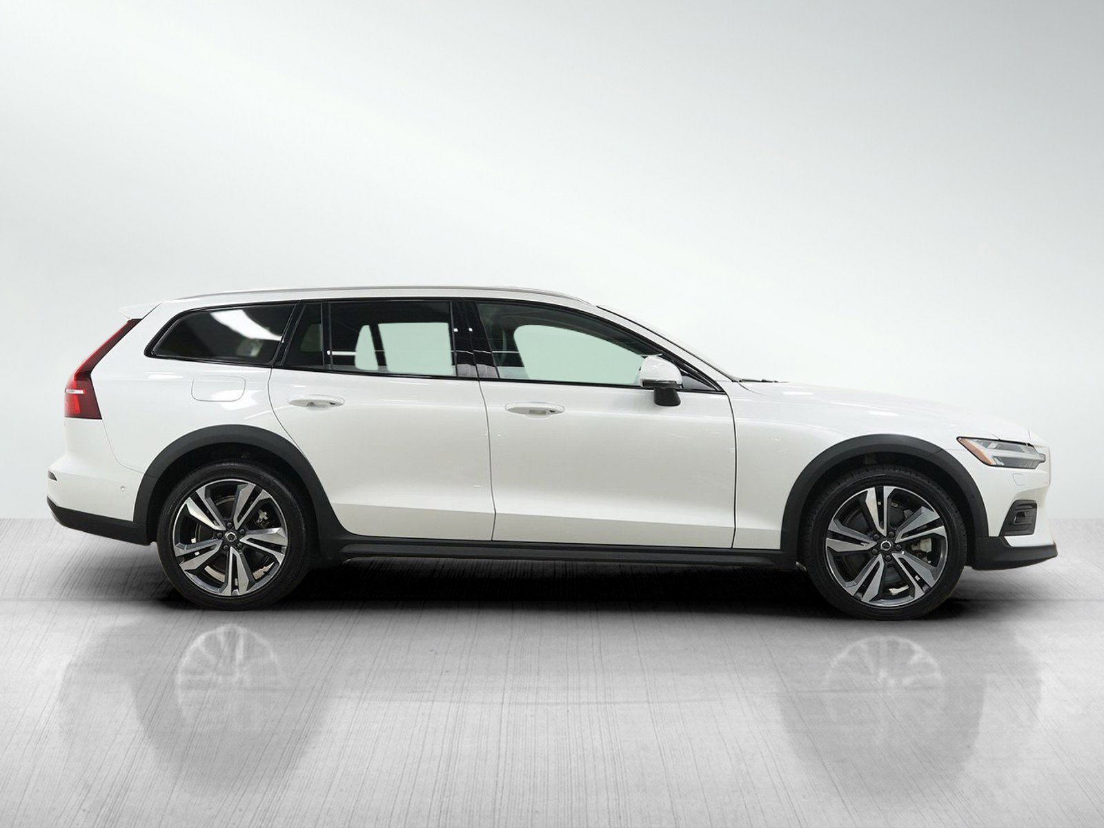 Used 2025 Volvo V60 B5 Cross Country Plus AWD/4WD image 6