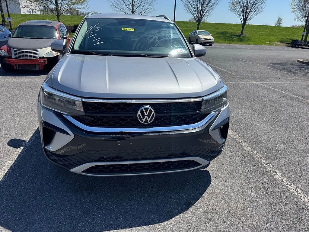 Used 2023 Volkswagen Taos SE w/ Panoramic Sunroof Package AWD/4WD image 2
