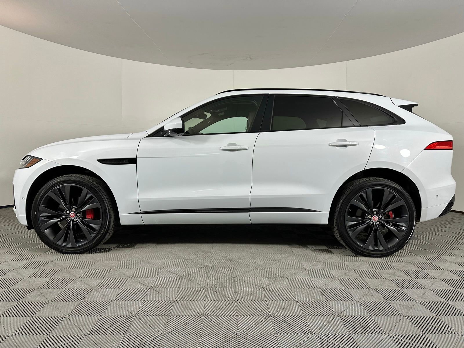 Used 2017 Jaguar F-PACE S image 19