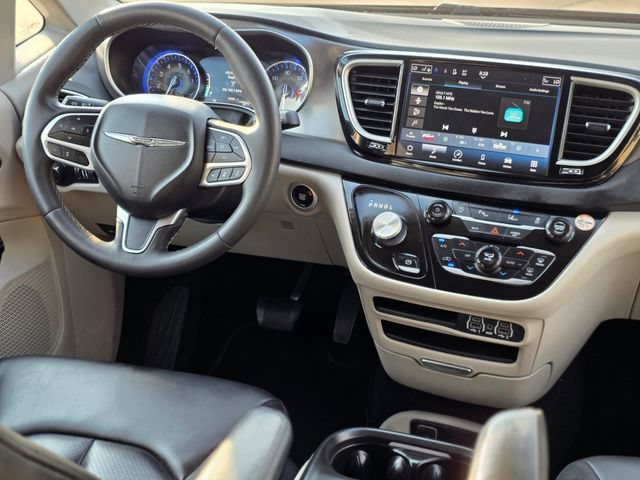Used 2023 Chrysler Pacifica Touring-L FWD image 37