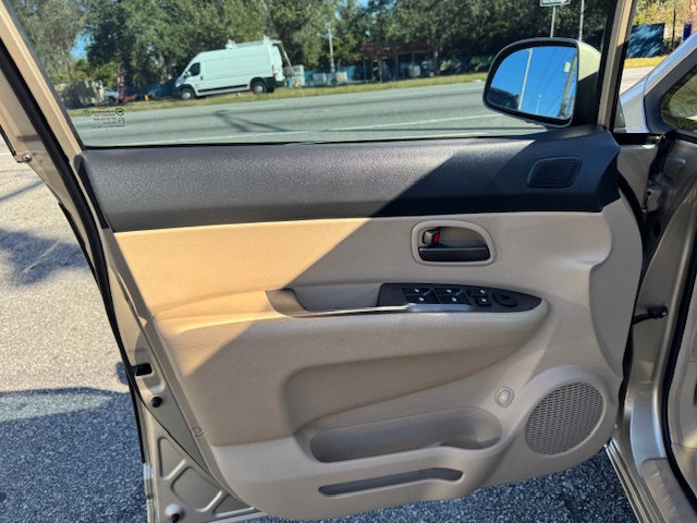 Used 2007 Kia Rondo EX w/ Premium Pkg image 9