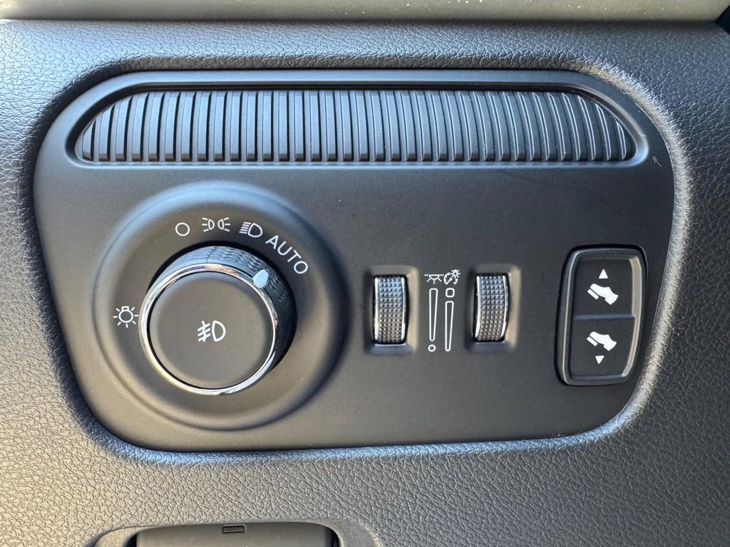 Used 2023 Jeep Wagoneer Series III w/ Convenience Group I AWD/4WD image 11