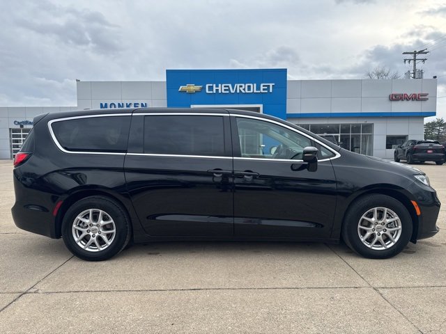 Used 2024 Chrysler Pacifica Touring-L image 2