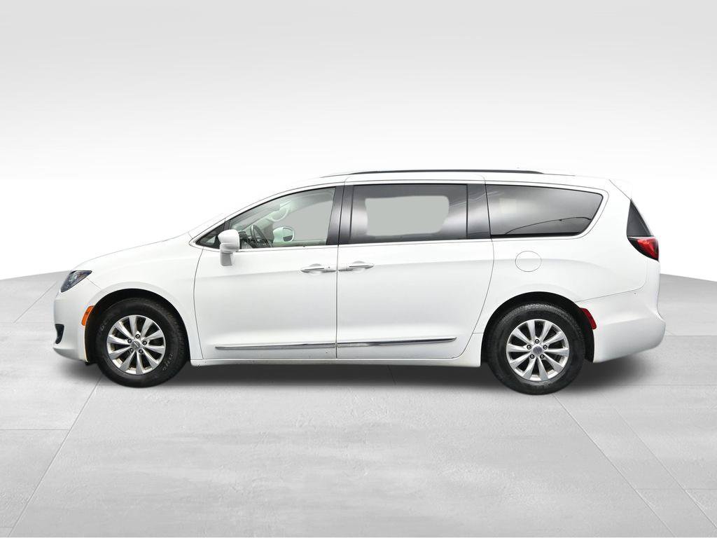Used 2019 Chrysler Pacifica Touring-L FWD image 2