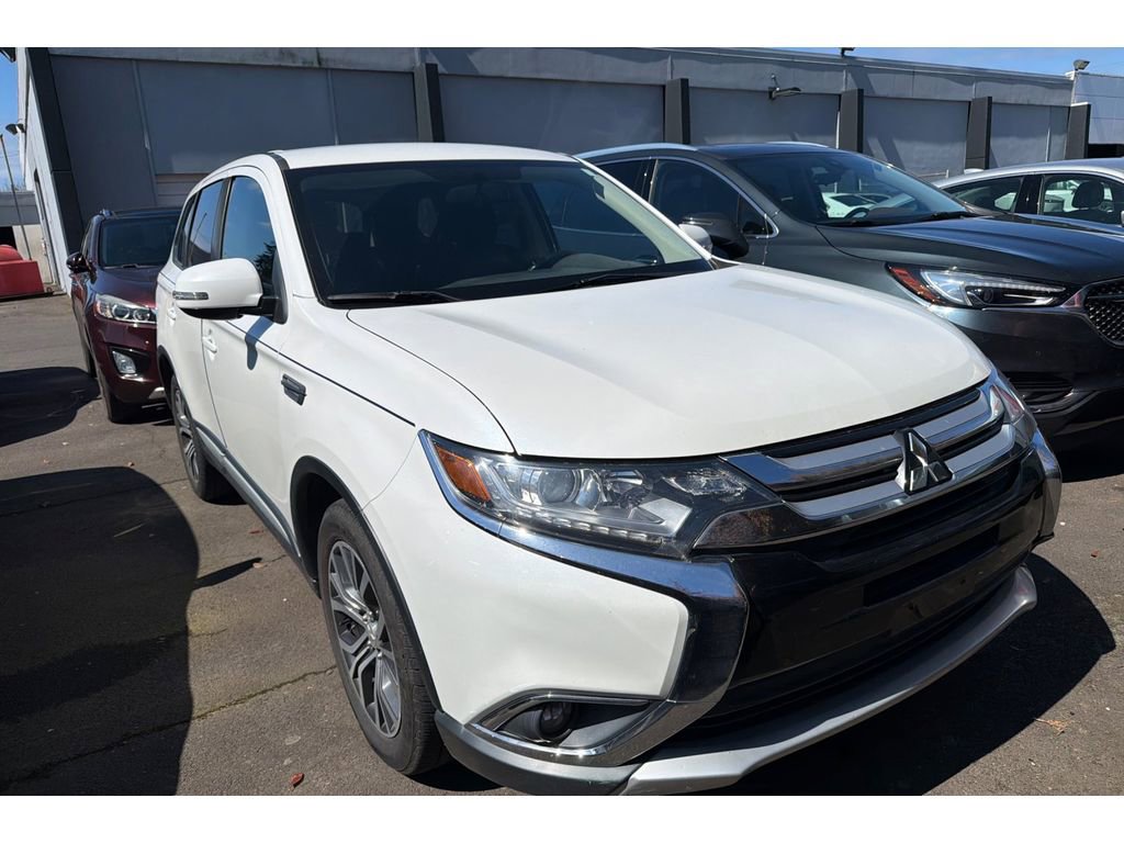 Used 2018 Mitsubishi Outlander SE image 2