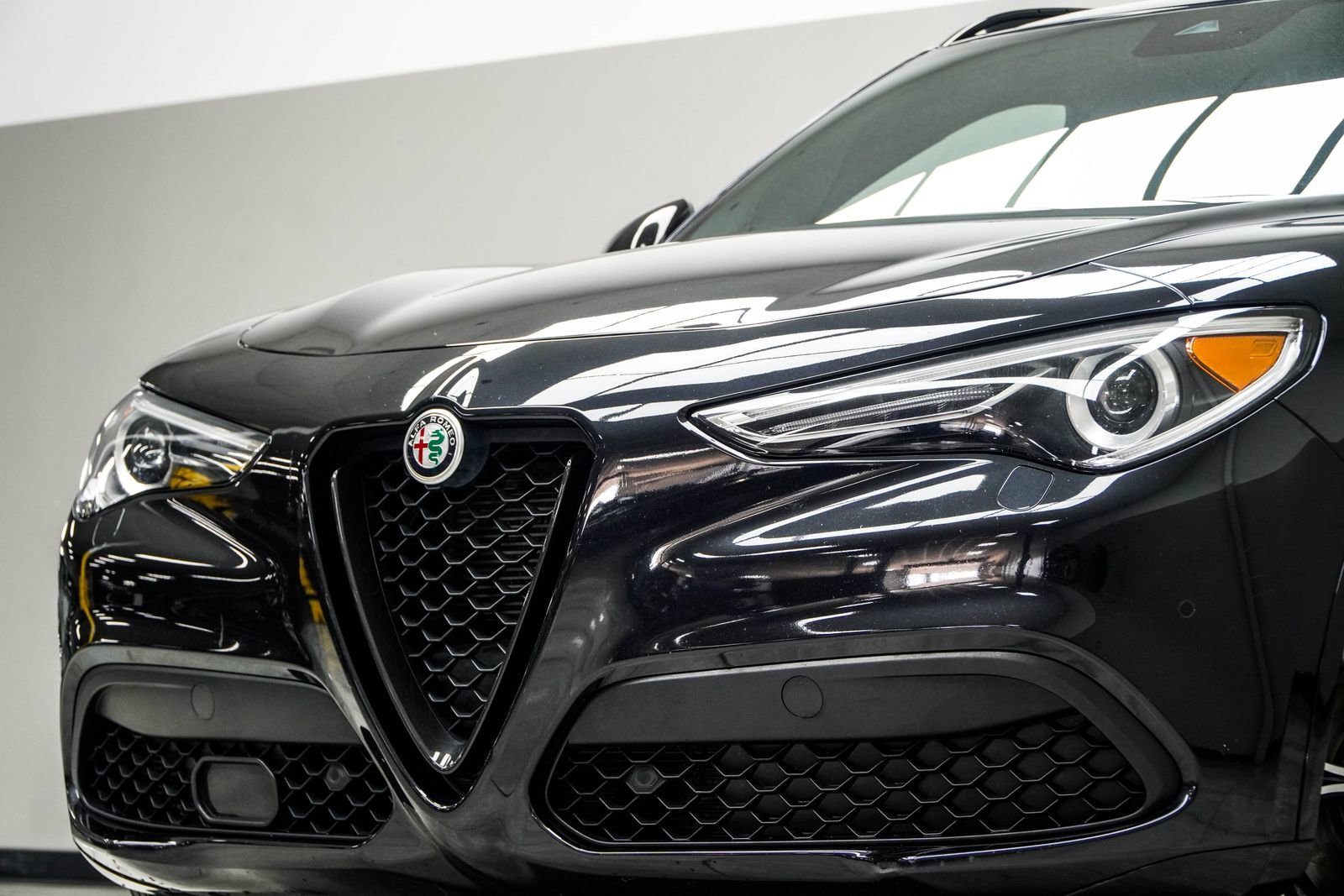 Used 2023 Alfa Romeo Stelvio Veloce image 2