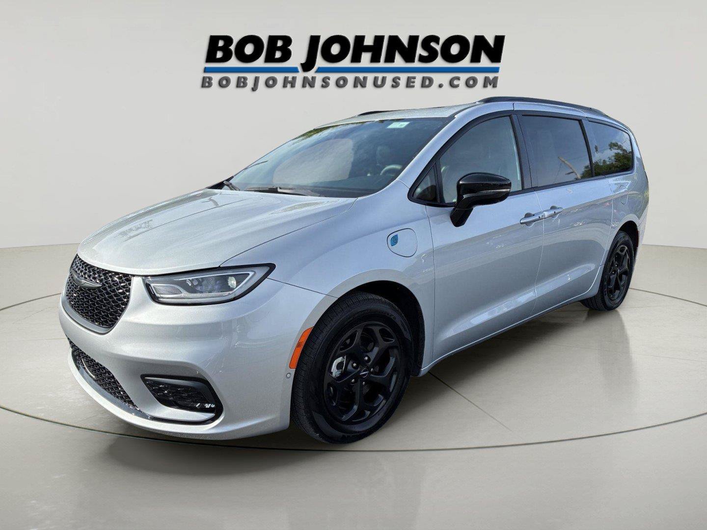 Used 2024 Chrysler Pacifica Premium FWD image 3
