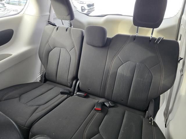 Used 2017 Chrysler Pacifica Touring image 10