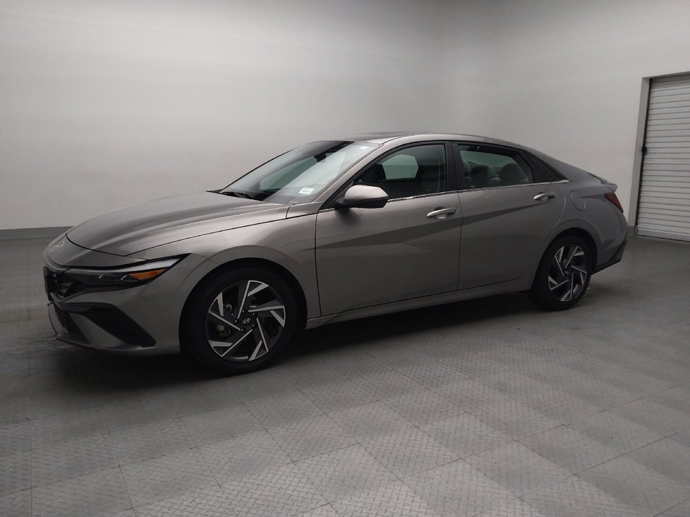 Used 2025 Hyundai Elantra Limited FWD image 2