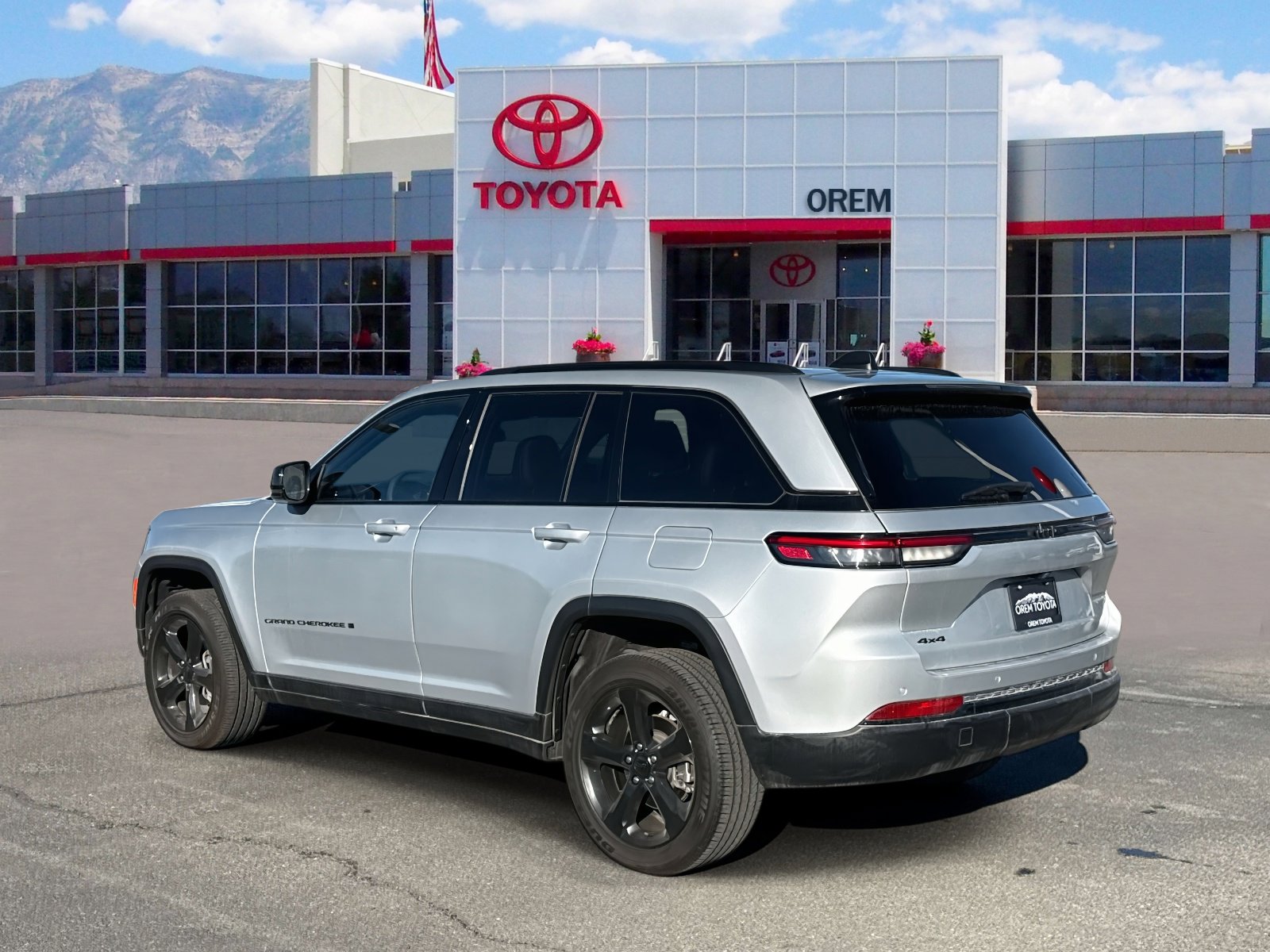 Used 2024 Jeep Grand Cherokee Altitude image 5