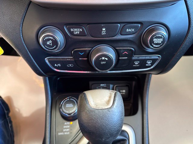 Used 2014 Jeep Cherokee Latitude AWD/4WD image 19