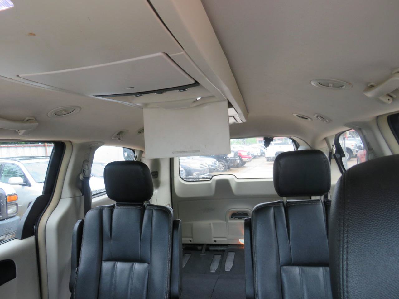Used 2015 Chrysler Town & Country Touring FWD image 19