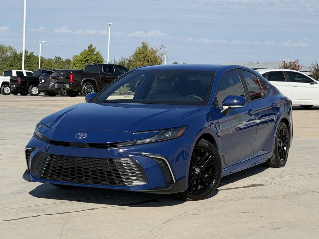 Used 2025 Toyota Camry SE FWD image 2