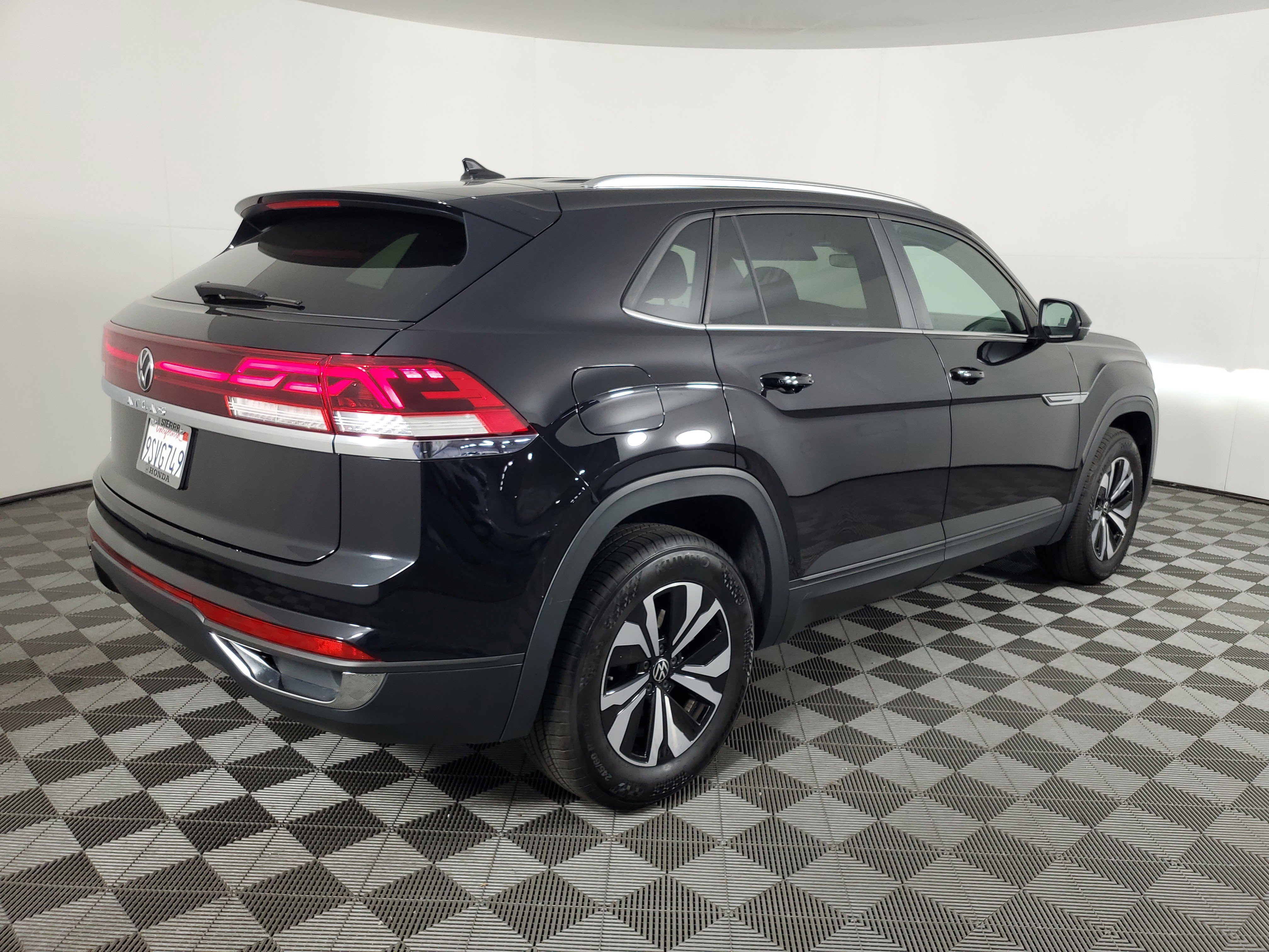 Used 2025 Volkswagen Atlas Cross Sport SE image 4