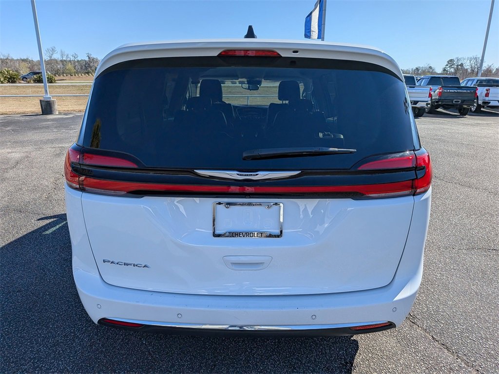 Used 2024 Chrysler Pacifica Touring-L image 5