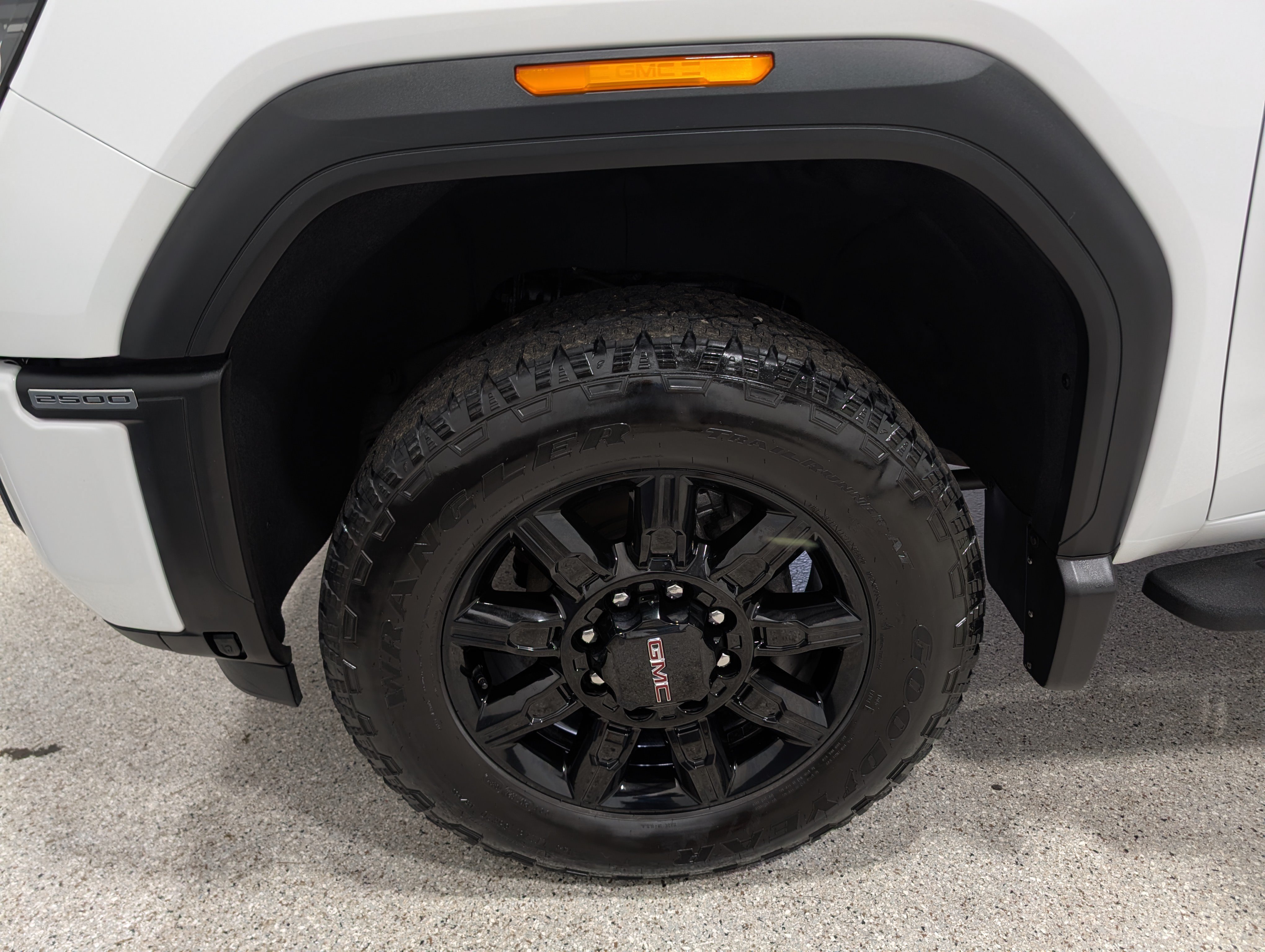 Used 2024 GMC Sierra 2500 AT4 w/ AT4 Premium Plus Package AWD/4WD image 12