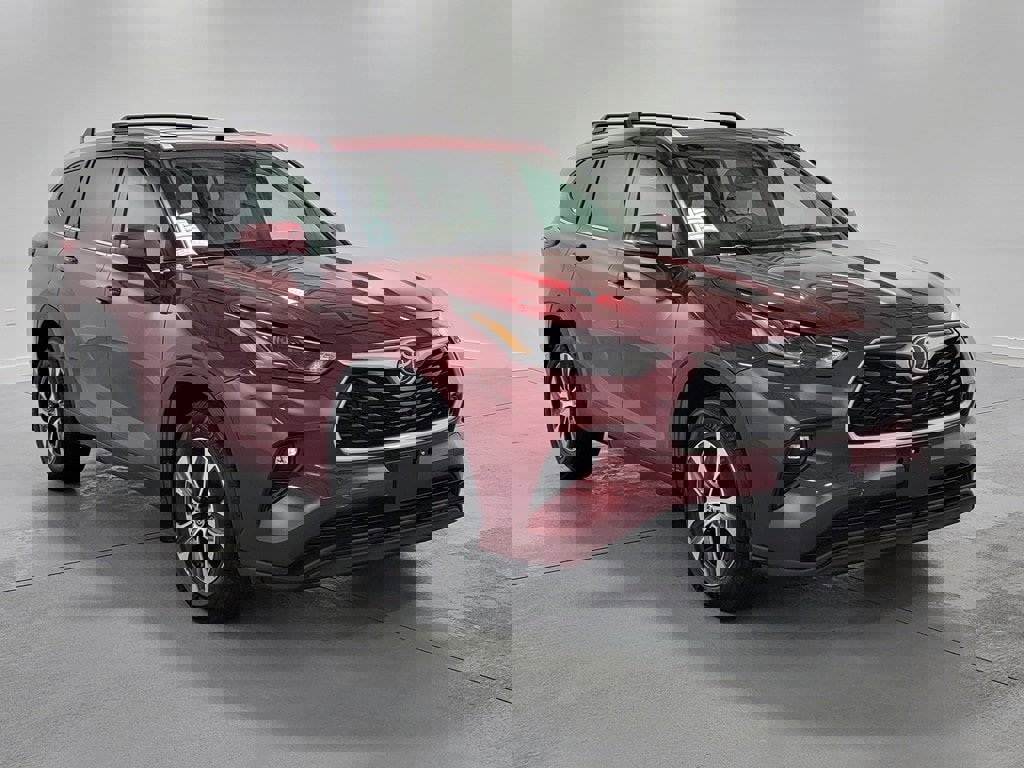 Used 2022 Toyota Highlander XLE image 2