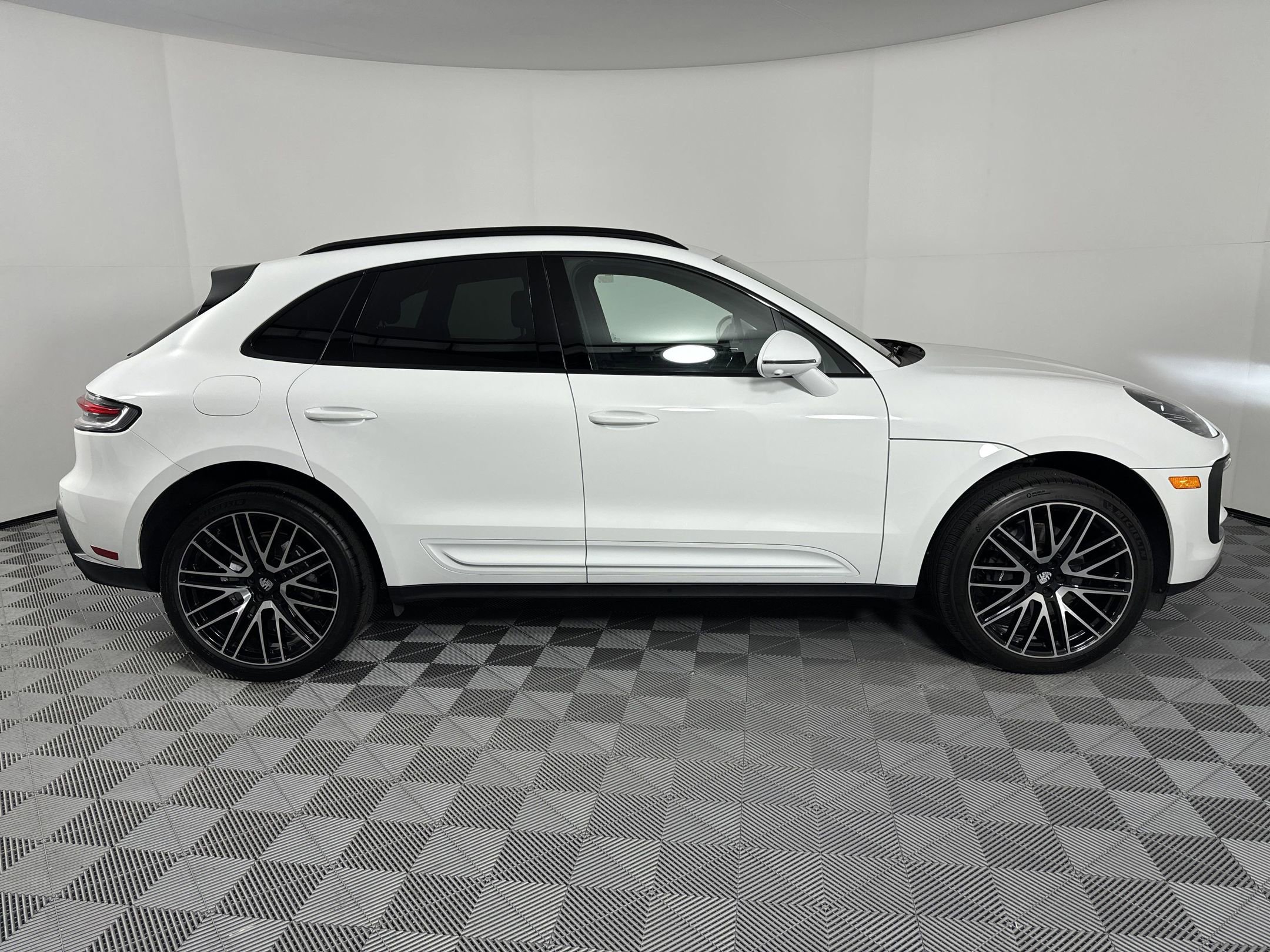 Certified 2025 Porsche Macan image 8