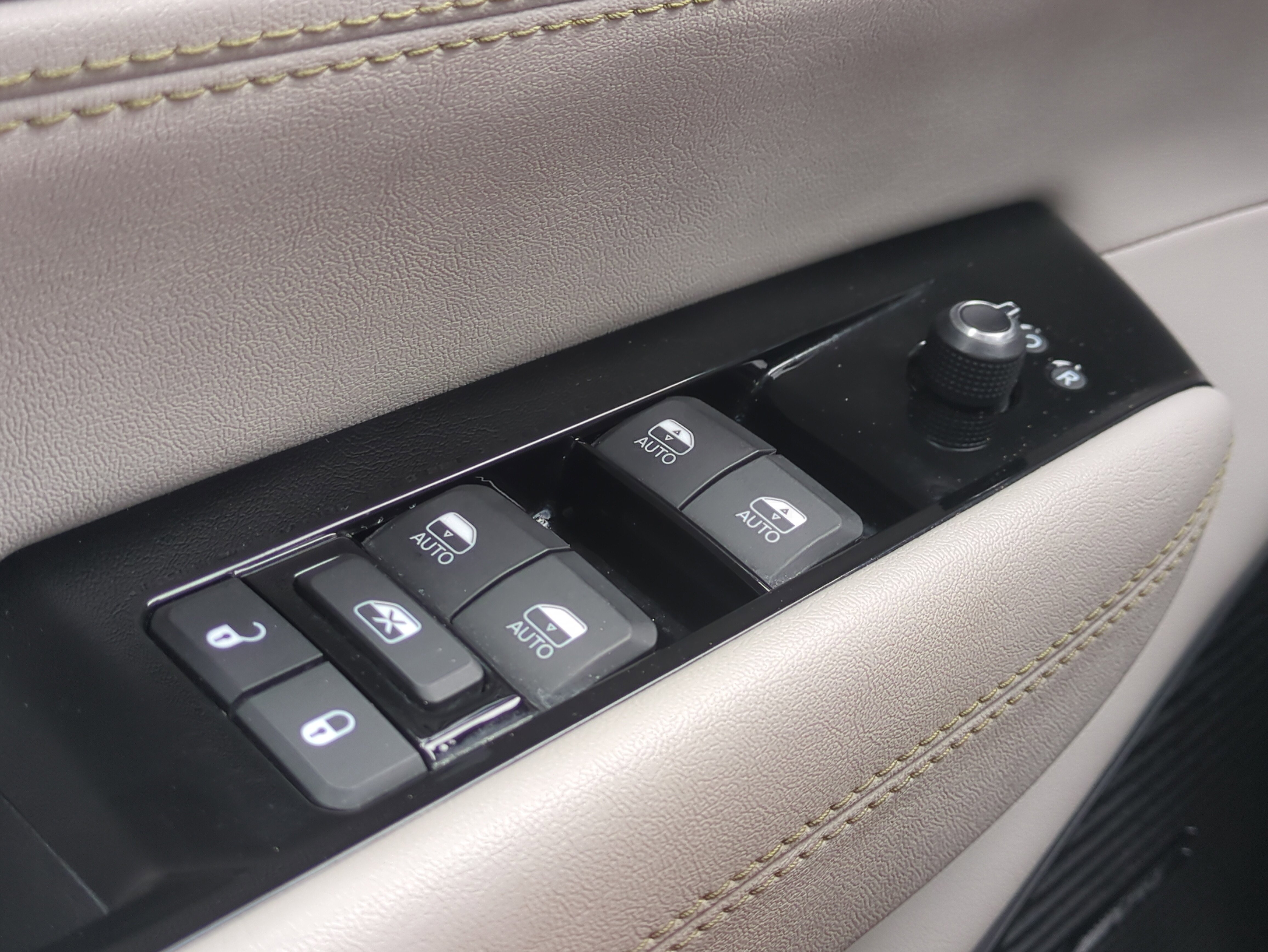 Certified 2024 Jeep Wagoneer L Series III w/ Flexible Seating Group image 25