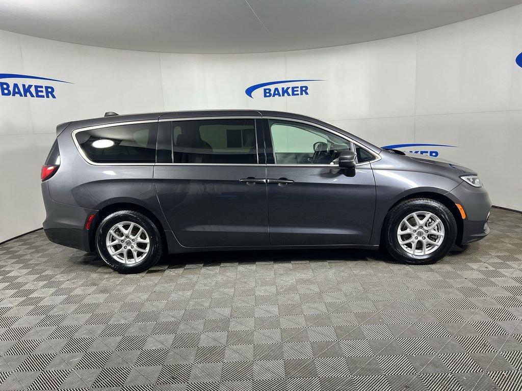 Used 2023 Chrysler Pacifica Touring-L image 10