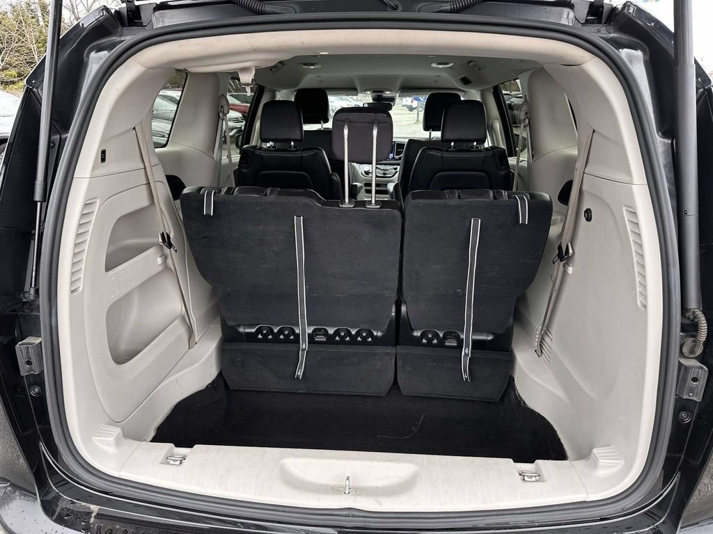 Used 2023 Chrysler Pacifica Touring-L FWD image 7
