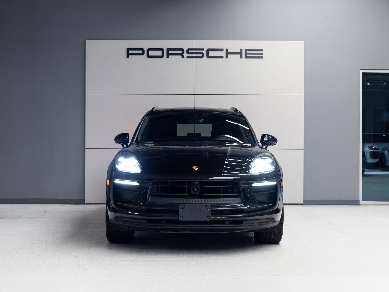 Certified 2023 Porsche Macan AWD/4WD image 10