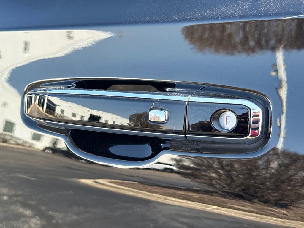 Used 2022 GMC Yukon XL SLT w/ SLT Premium Package image 15