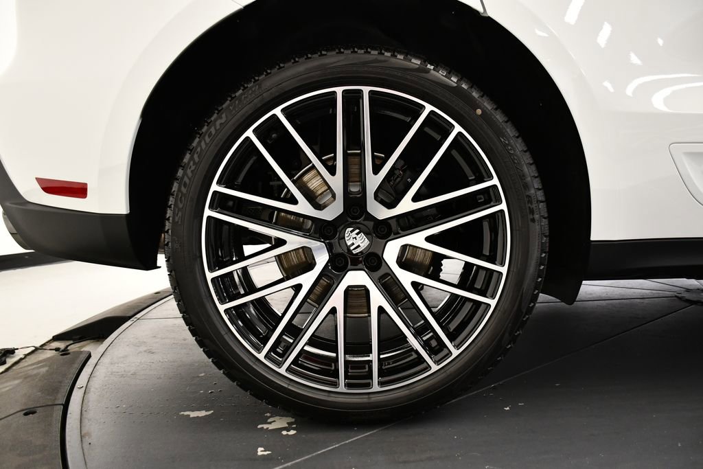 Used 2025 Porsche Macan image 18