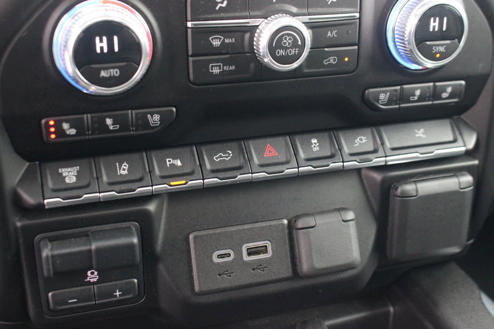 Used 2023 GMC Sierra 3500 Denali w/ Denali Ultimate Package image 29