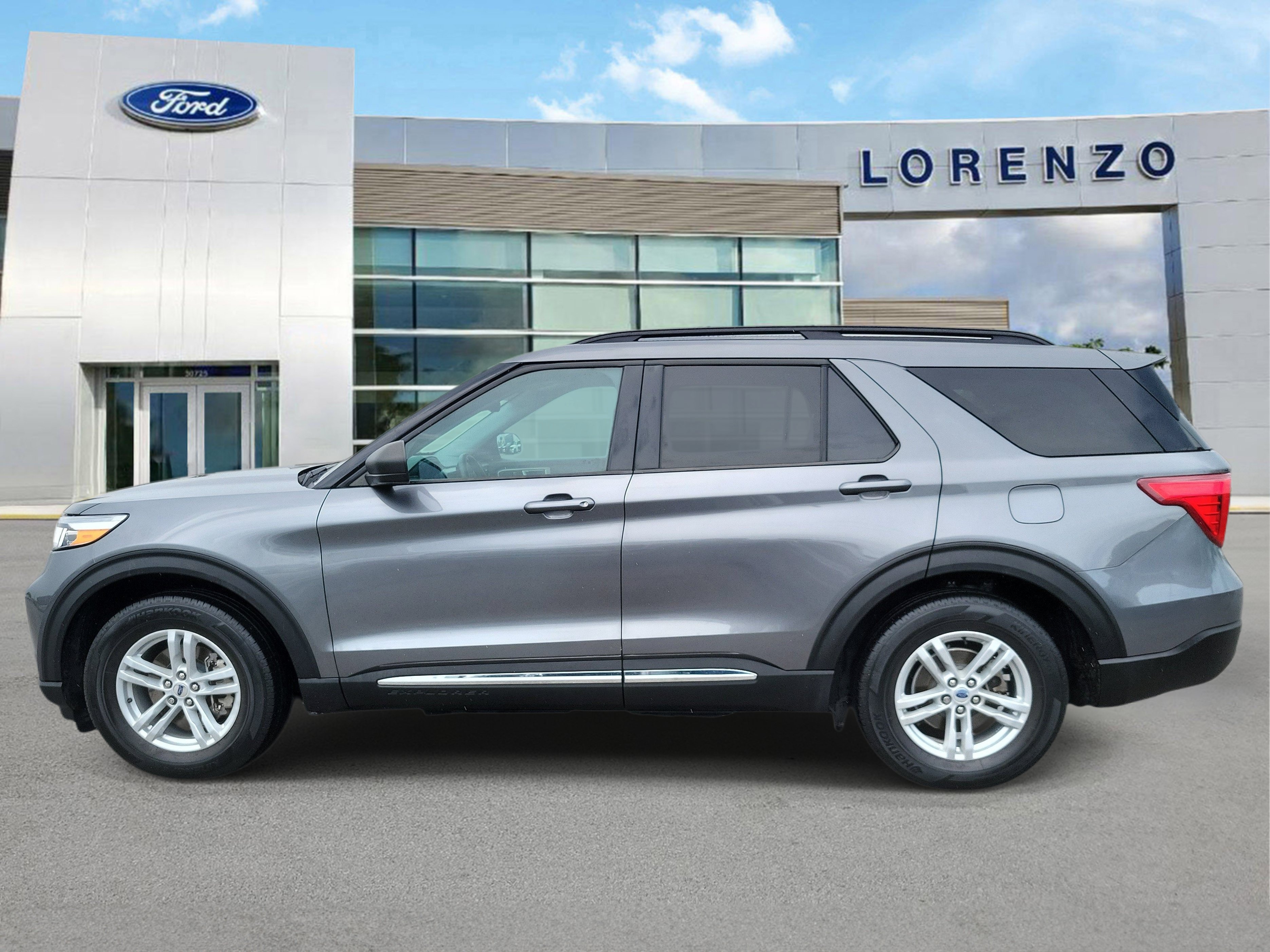 Certified 2024 Ford Explorer XLT RWD image 8