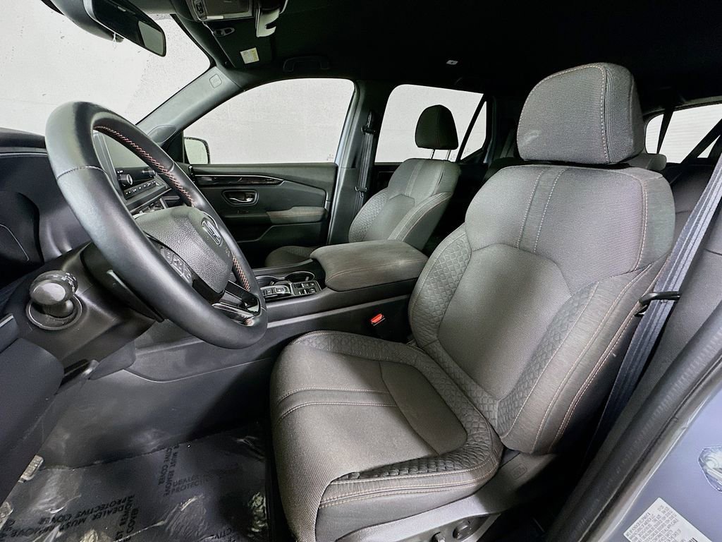 Used 2025 Honda Pilot Sport image 16