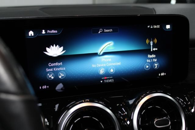 Used 2020 Mercedes-Benz GLB 250 4MATIC w/ Premium Package image 18