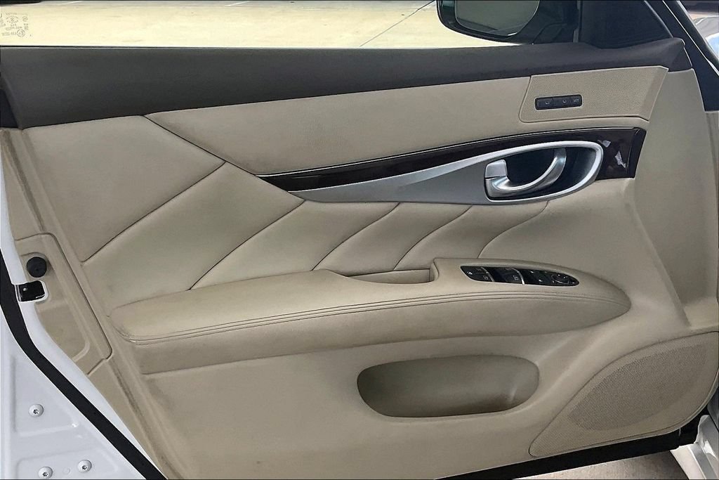 Used 2015 INFINITI Q70 3.7 w/ Technology Package RWD image 16
