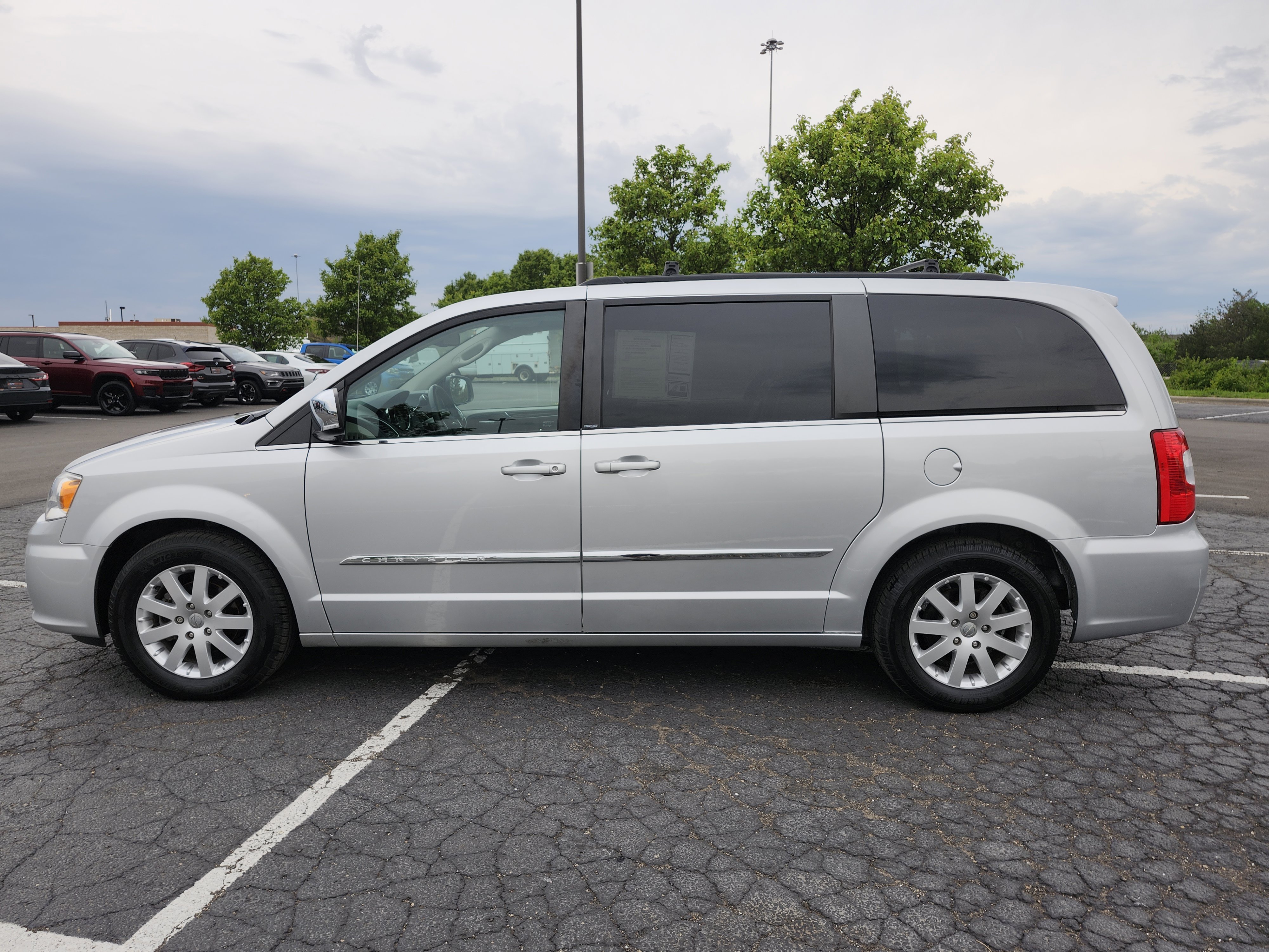 Used 2011 Chrysler Town & Country Touring-L w/ Entertainment Group #2 FWD image 13