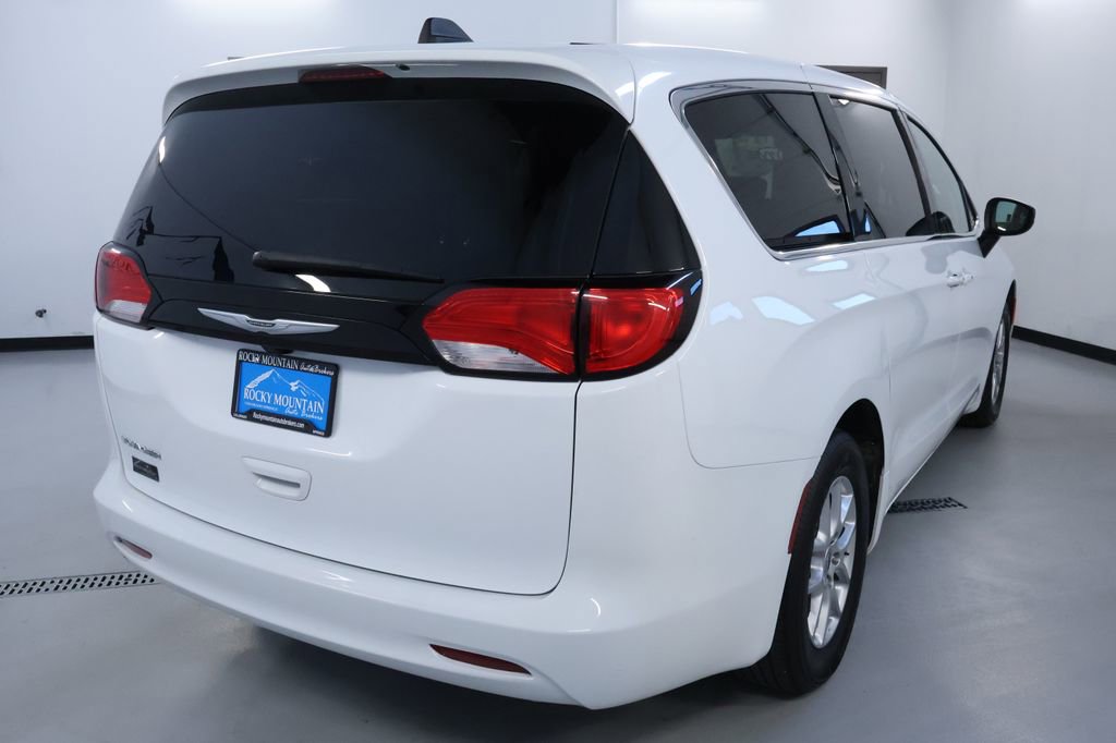 Used 2023 Chrysler Voyager LX image 7