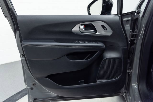 Used 2025 Chrysler Pacifica Limited image 11