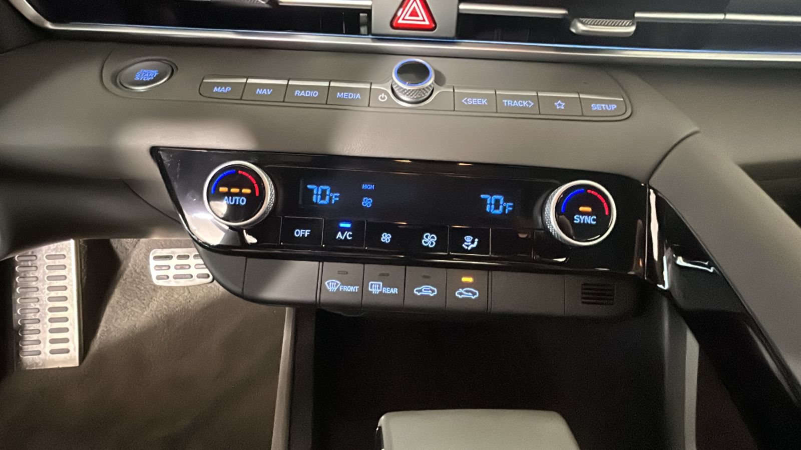 Certified 2025 Hyundai Elantra SEL FWD image 22