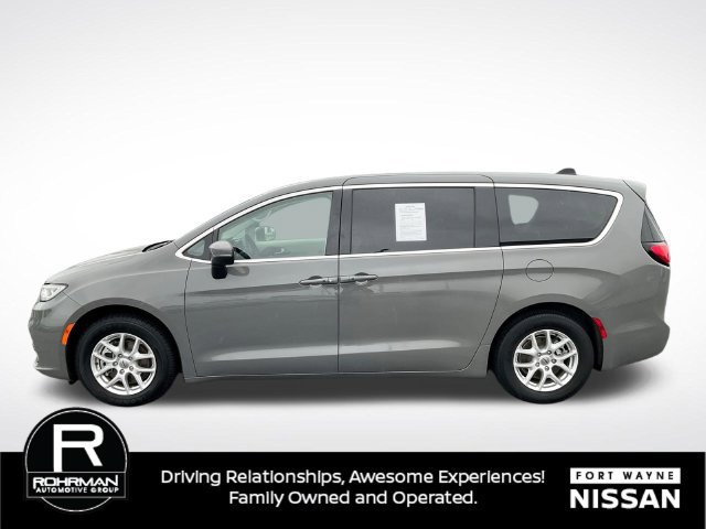 Used 2023 Chrysler Pacifica Touring-L FWD image 6