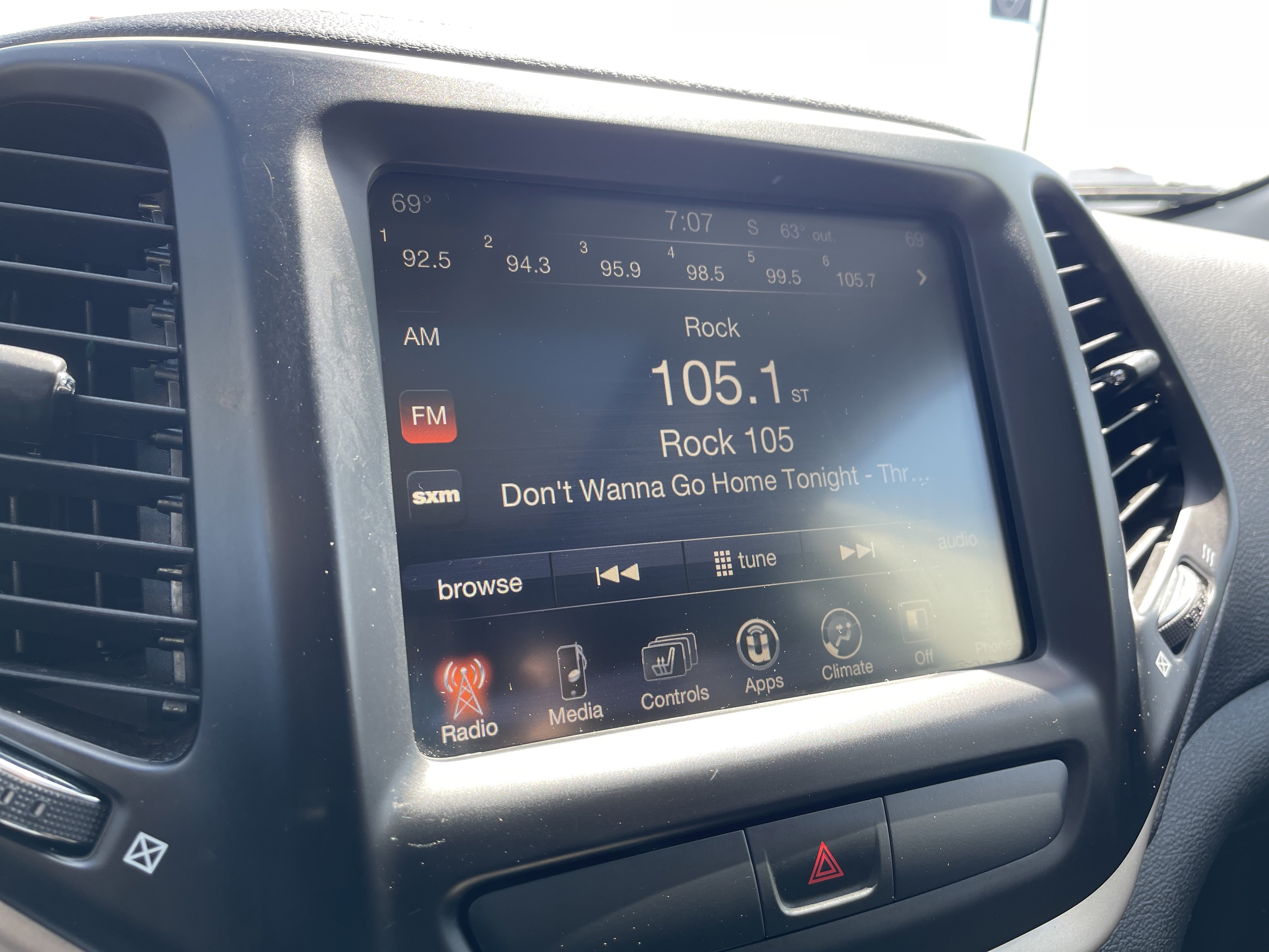 Used 2017 Jeep Cherokee Latitude AWD/4WD image 18
