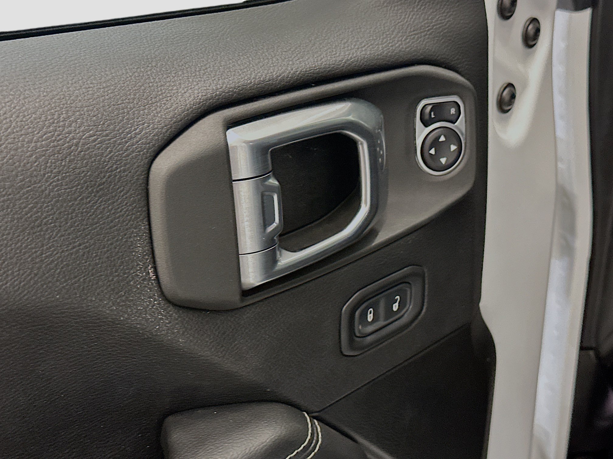 Used 2023 Jeep Wrangler Unlimited Sahara AWD/4WD image 15