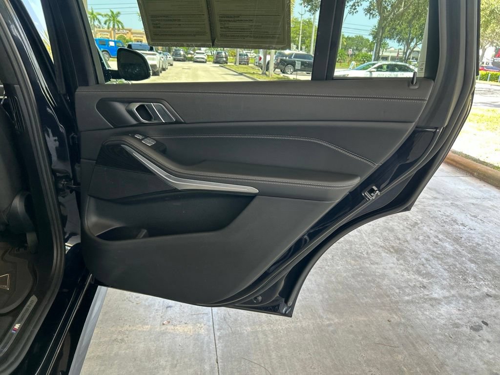 Used 2022 BMW X7 xDrive40i w/ M Sport Package AWD/4WD image 47