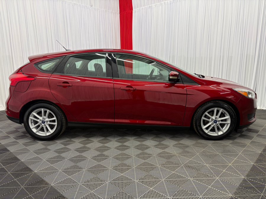 Used 2017 Ford Focus SE w/ Cold Weather Package FWD image 9