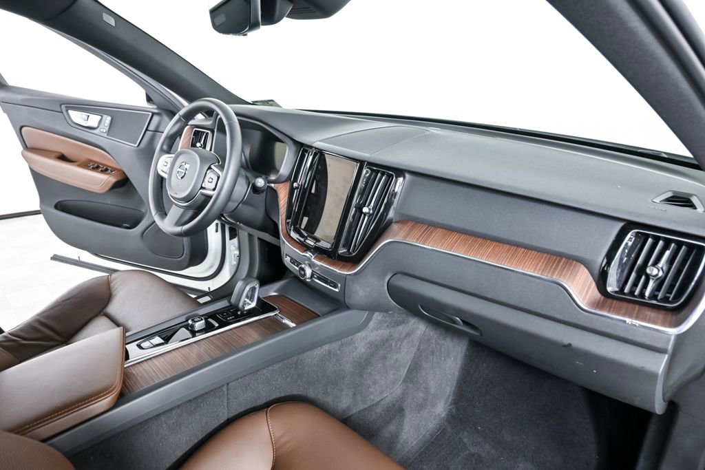 Certified 2024 Volvo XC60 B5 Plus w/ Protection Package Premier AWD/4WD image 24