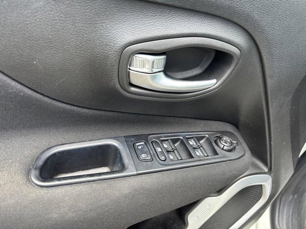 Used 2021 Jeep Renegade Latitude AWD/4WD image 15