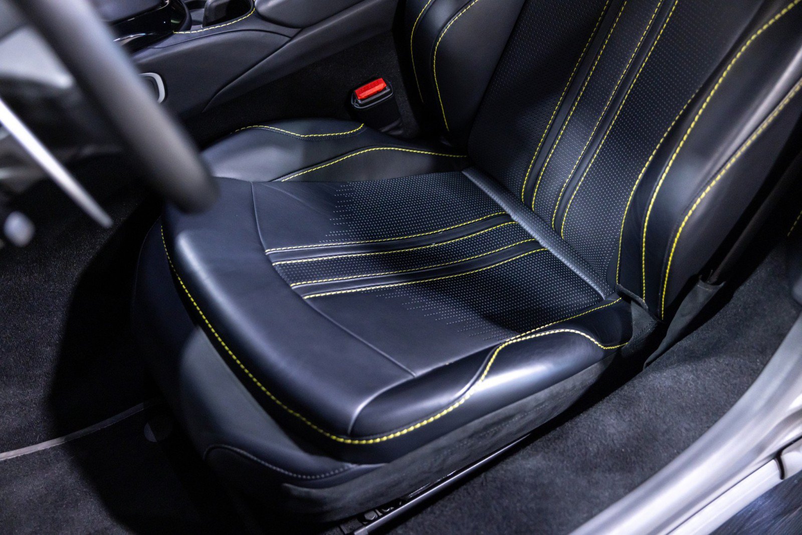 Used 2022 Aston Martin V8 Vantage Coupe RWD image 41