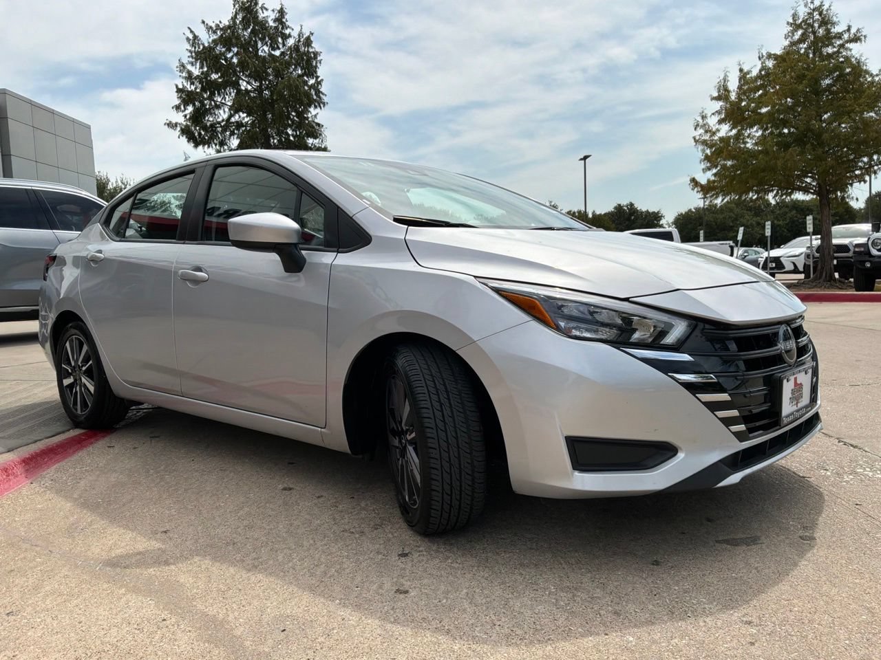 Used 2025 Nissan Versa SV FWD image 4