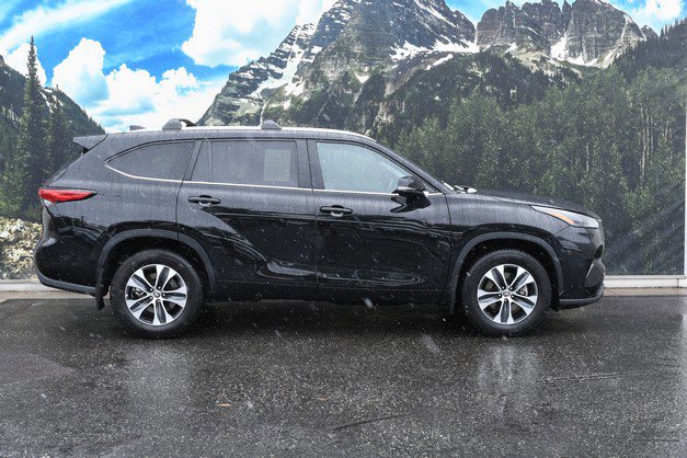Used 2023 Toyota Highlander XLE AWD/4WD image 2
