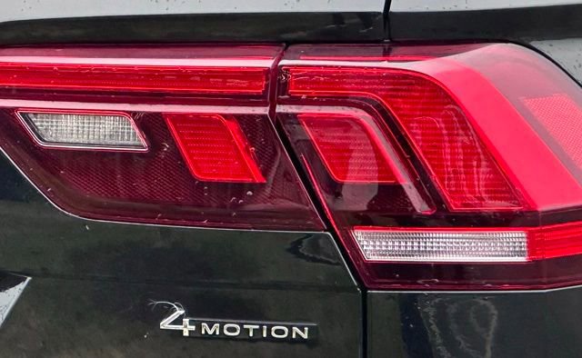 Used 2022 Volkswagen Tiguan SE R-Line image 10