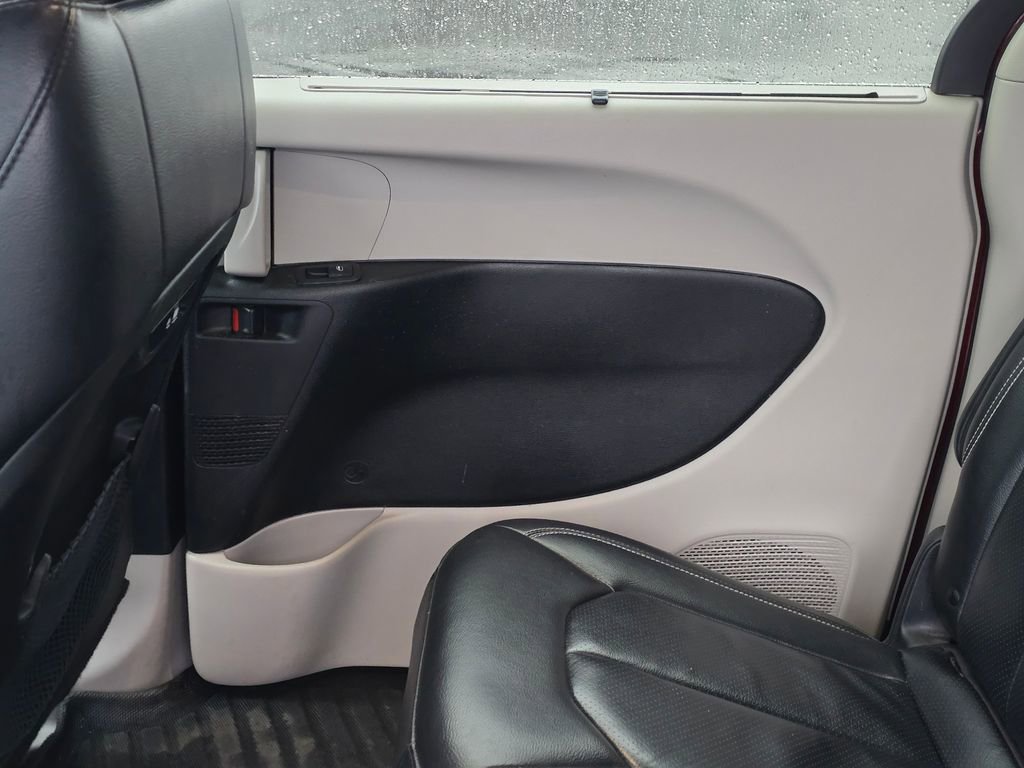 Used 2022 Chrysler Pacifica Touring-L image 47