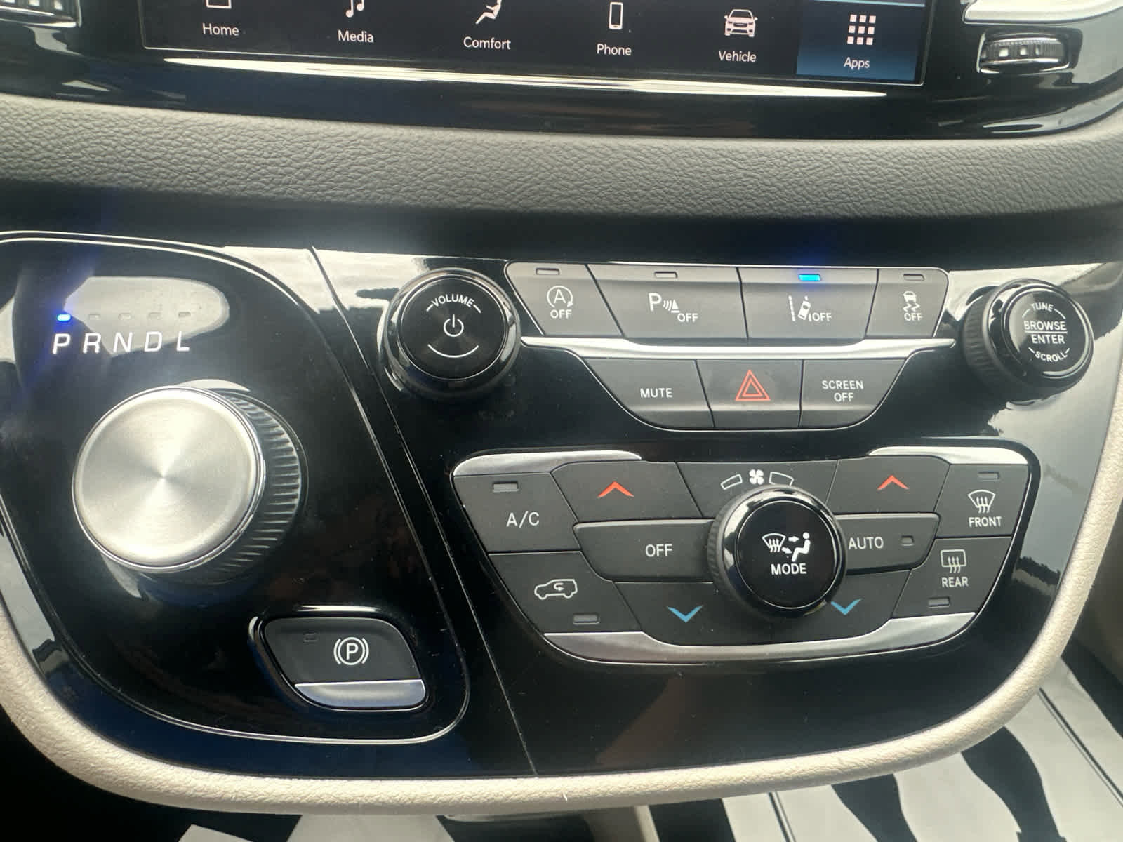 Used 2024 Chrysler Pacifica Touring-L image 33